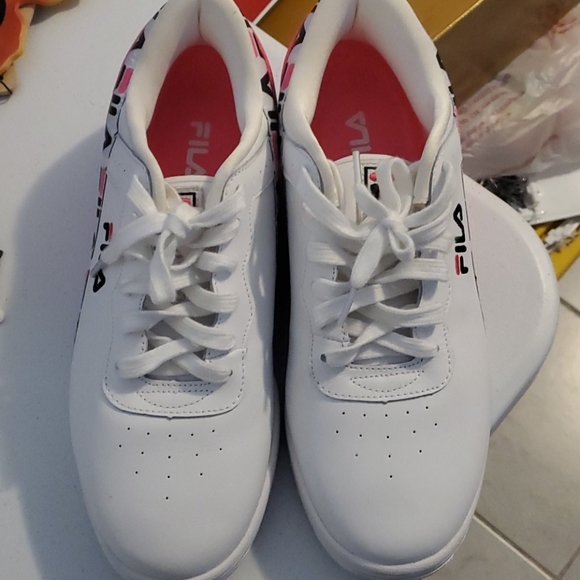 NWOT Ladies Fila tennis shoes size 11 - Picture 2 of 4